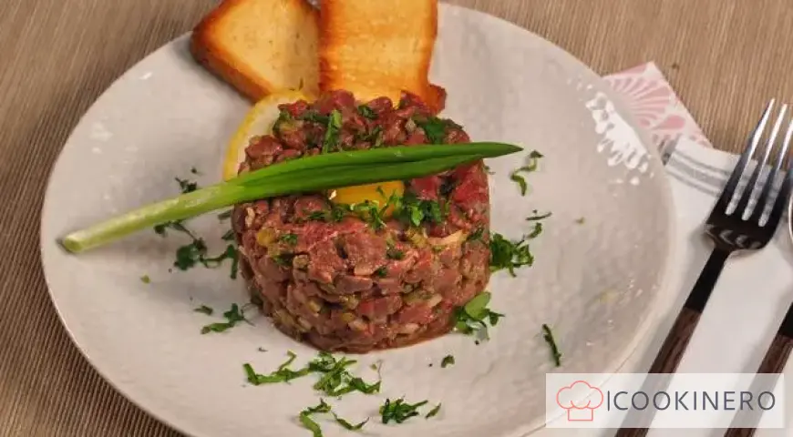 Beef tartare with onions and lemon