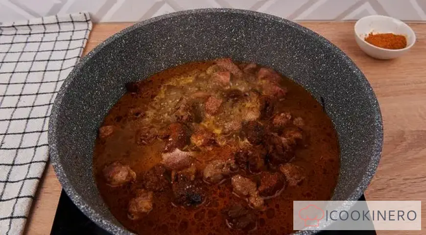 Lamm geschmort mit Zwiebeln