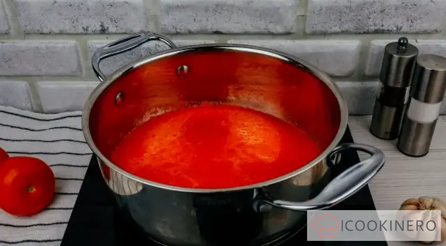 Homemade tomato sauce for the winter
