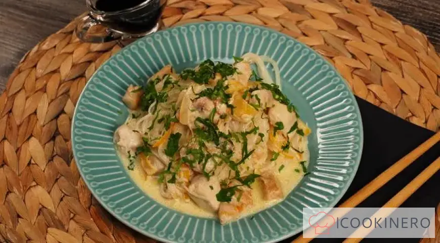 Funchoza en salsa cremosa