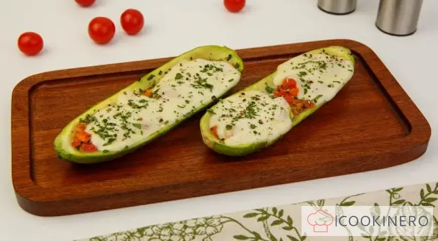 Gebackene Zucchini mit Tomaten und Kräutern
