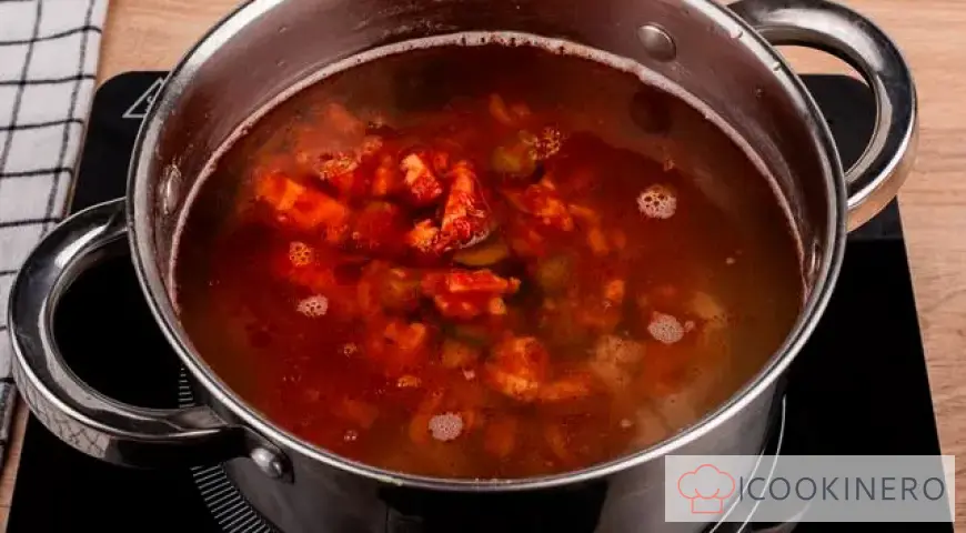 Solyanka with chicken and sausage