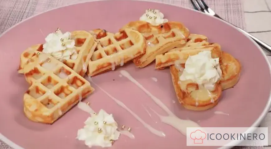 Waffle in una piastra per waffle a gas