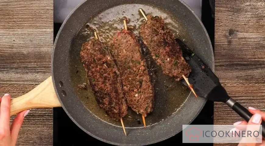 Lula-Kebab in einer Bratpfanne