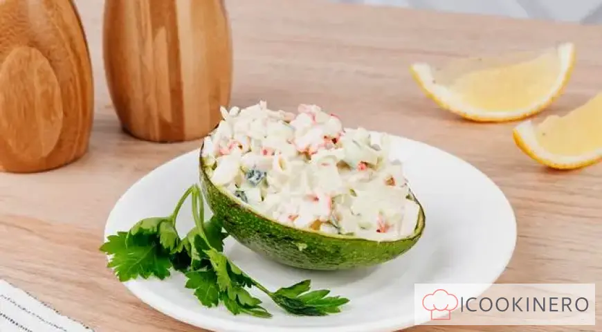 Salade d'avocat et de bâtonnets de crabe