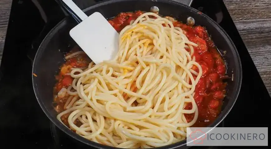 Pasta with shrimps in tomato sauce