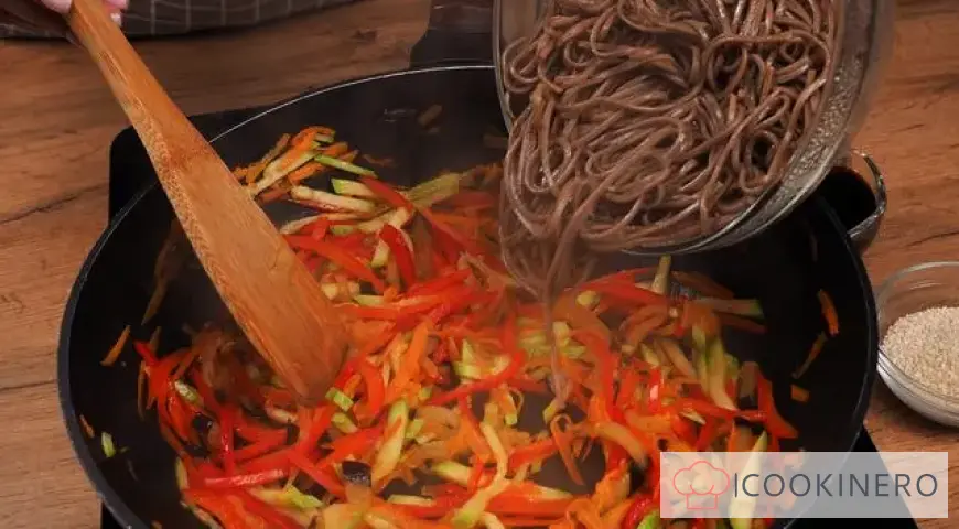 Wok noodles with vegetables