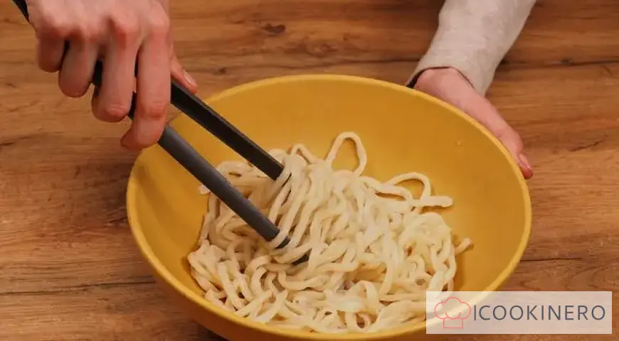 Lagman con noodles comprati al supermercato