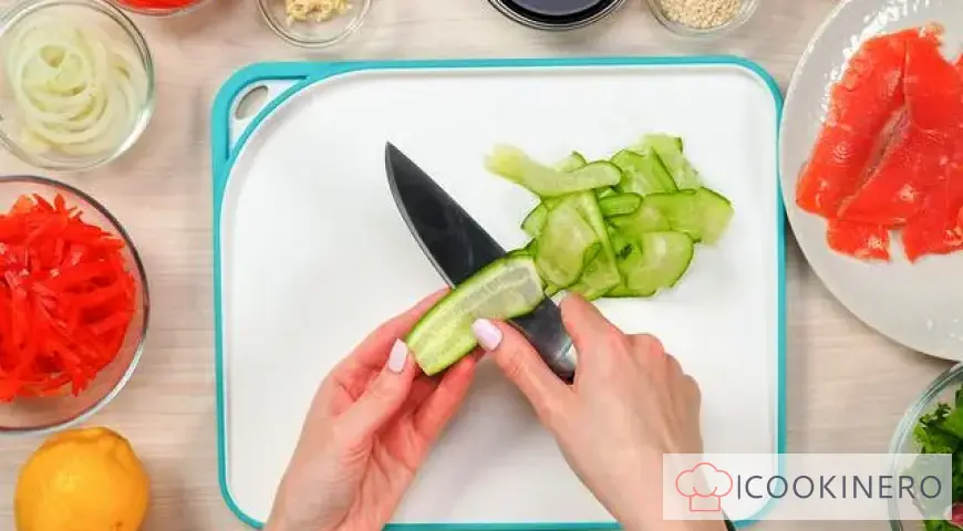 Salat mit Forelle und Gemüse
