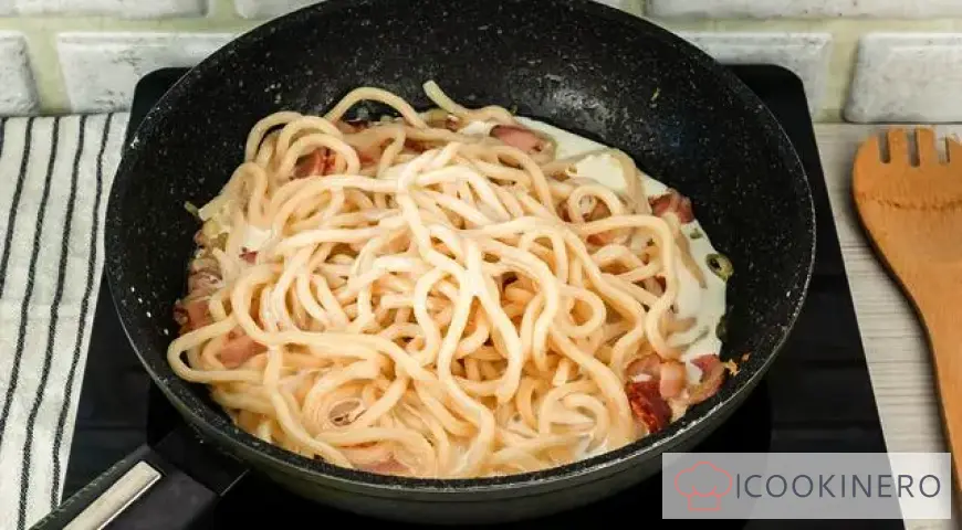 Egg noodles with bacon