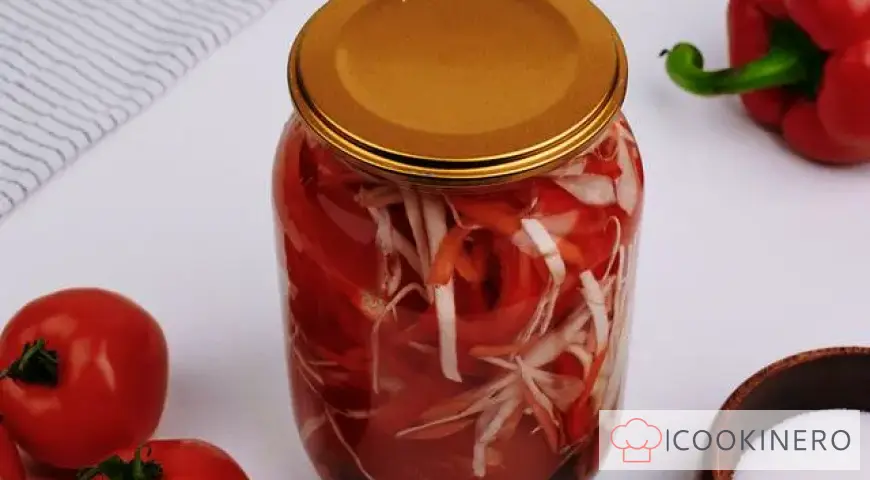 Tomates marinées au chou pour l'hiver