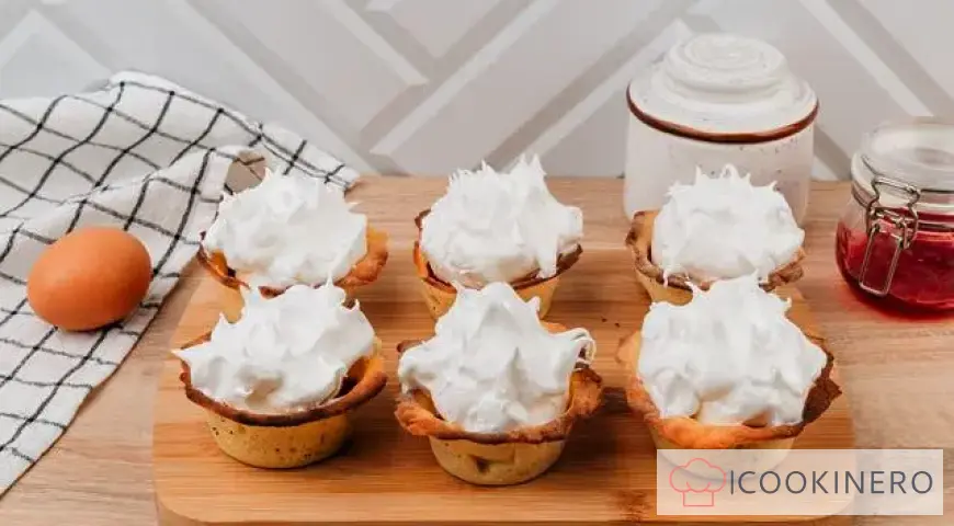 Shortbread baskets with raspberries and meringue