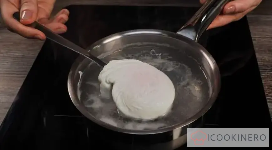 Poached egg with vinegar