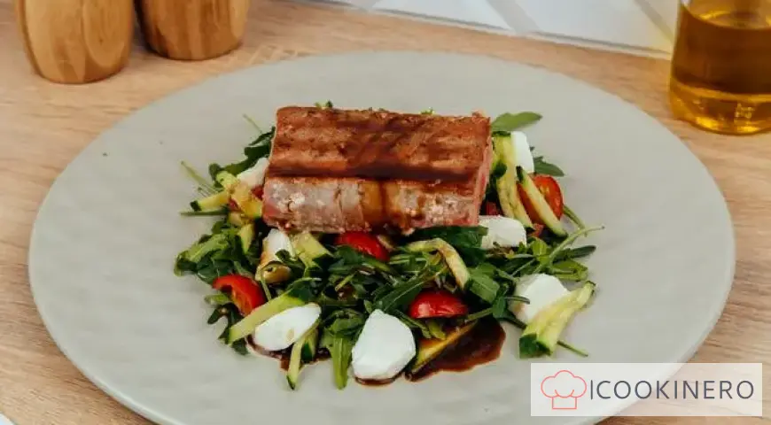 Salad with tuna, mozzarella and honey-mustard dressing