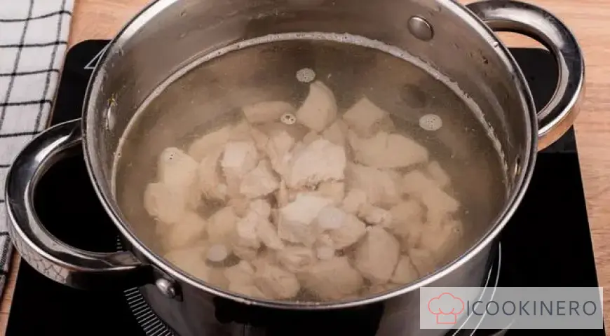 Solyanka with chicken and sausage
