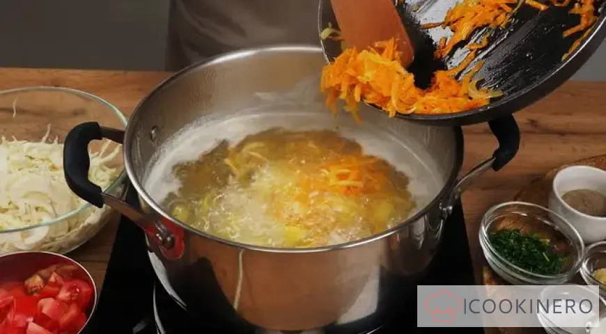 Sopa dietética de col fresca