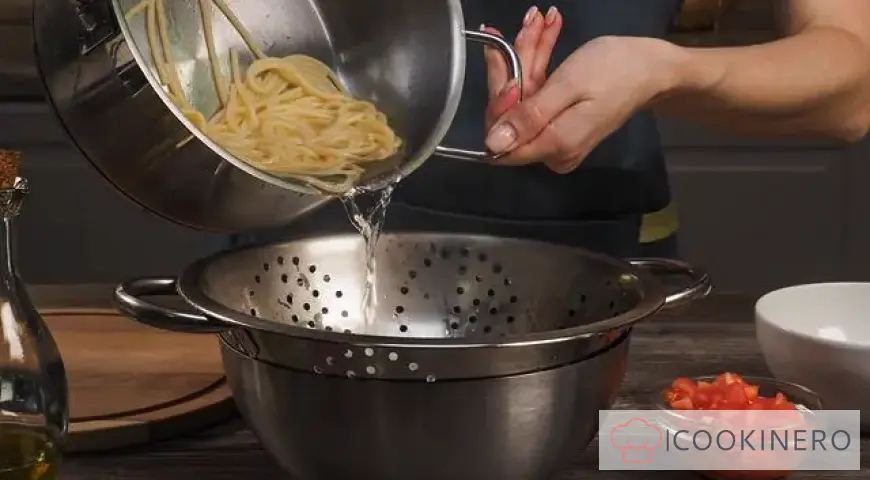 Pasta with shrimps in tomato sauce