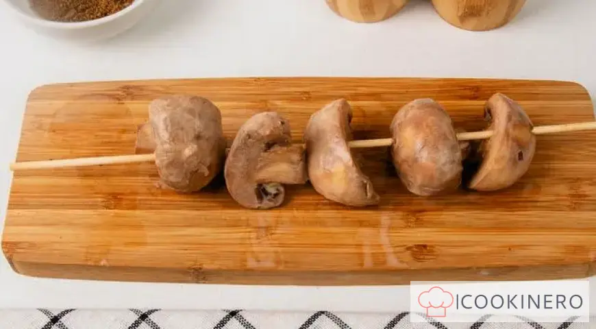 Funghi prataioli in spiedini marinati alla maionese