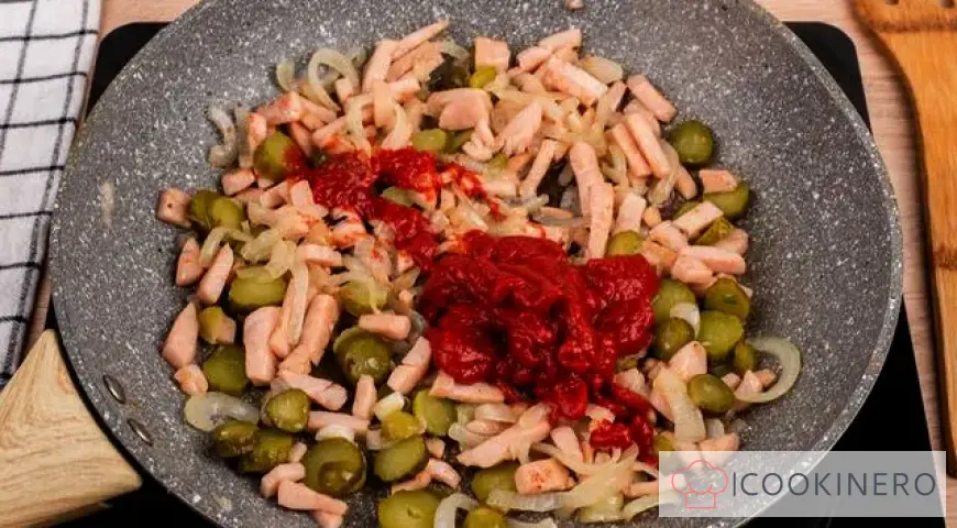 Solyanka with chicken and sausage