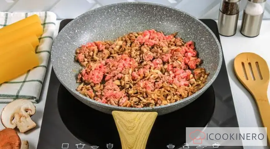 Cannelloni with minced meat and mushrooms