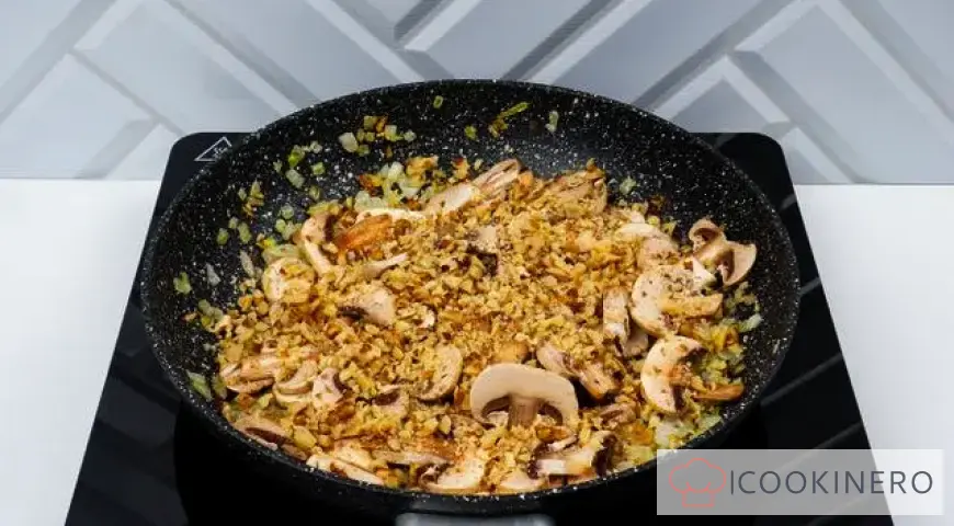 Spaghetti with mushrooms and nuts
