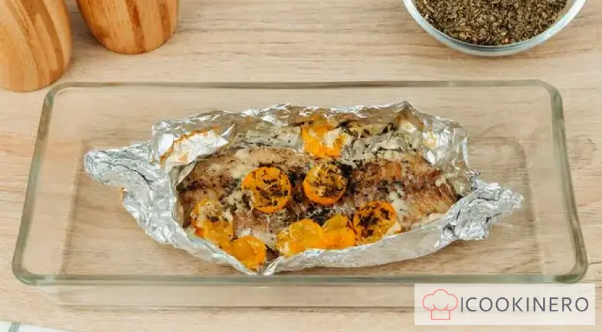 Pollock baked in cream and cherry tomatoes