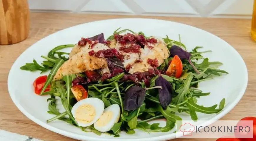Salat mit Hühnchen in Weinsauce