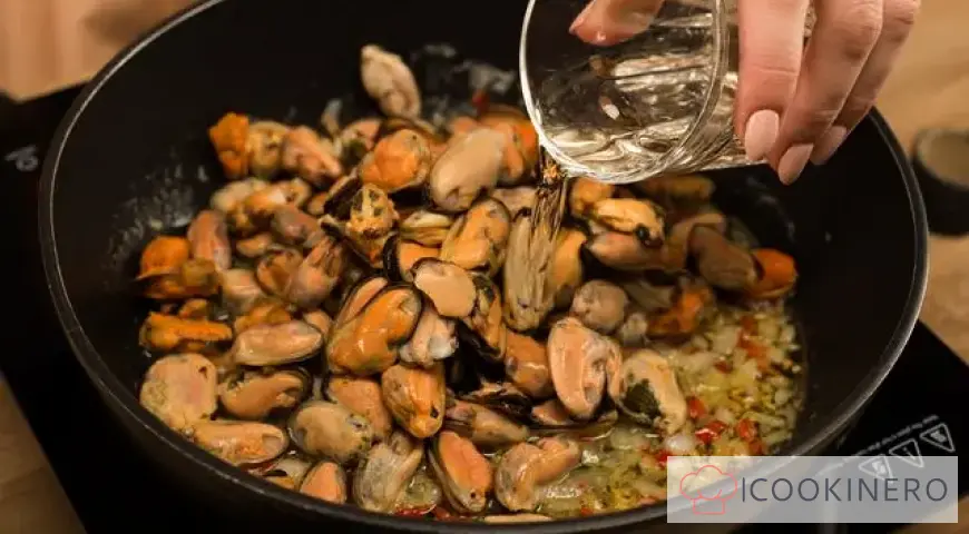 Mussels in creamy garlic sauce