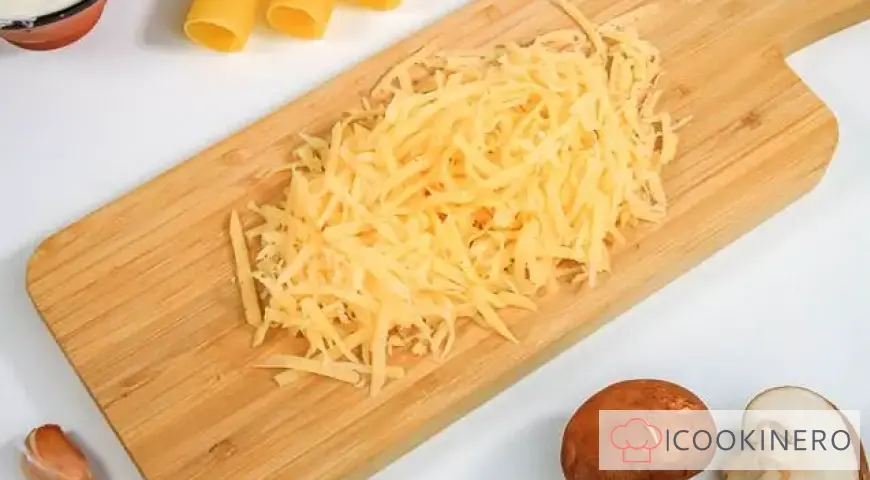 Cannelloni with minced meat and mushrooms