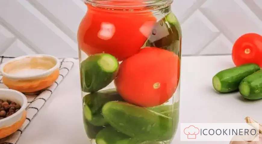 Cetrioli sottaceto con pomodori