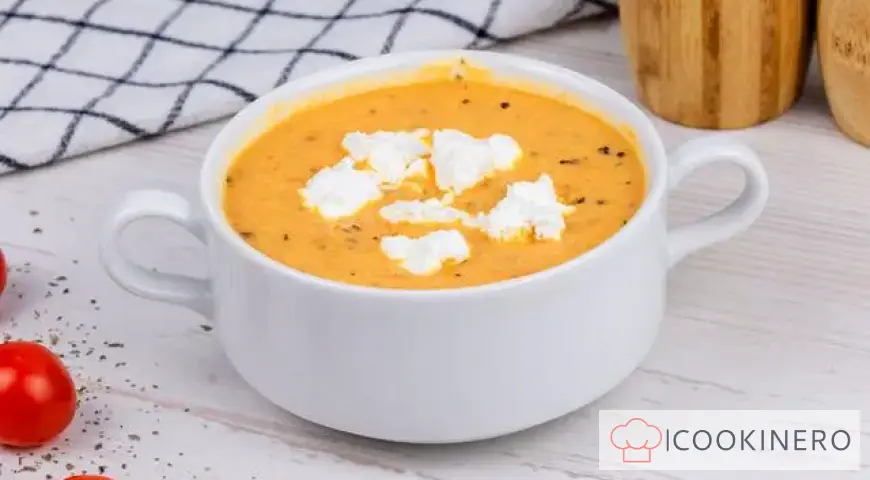 Sopa de puré de tomate con queso feta