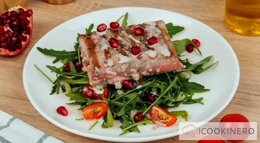 Ensalada de atún en salsa cremosa de vino