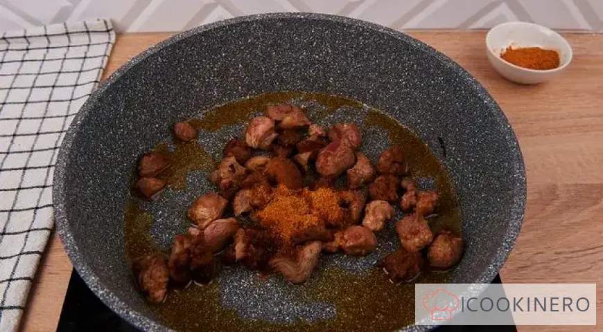 Lamm geschmort mit Zwiebeln