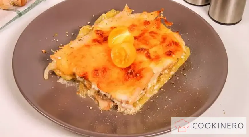 Cazuela de patatas con queso, pollo y champiñones