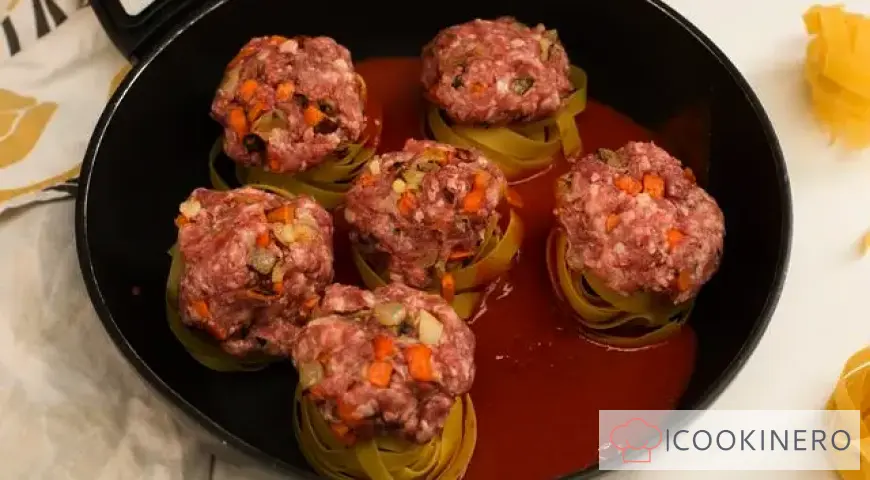 Nidi di spaghetti con carne macinata e pomodori