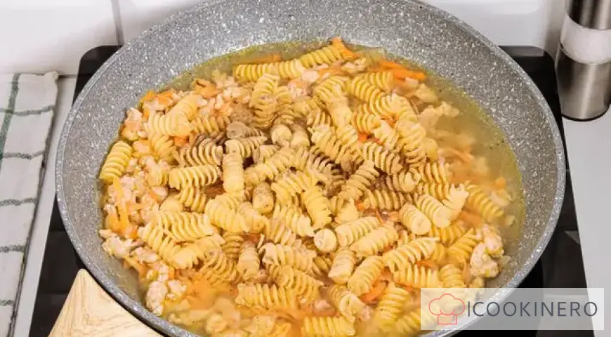 Navy-style macaroni with carrots