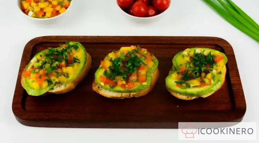 Bruschetta mit Zucchini, Tomaten und Paprika