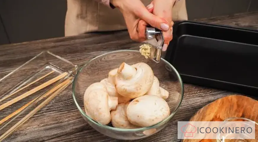 Funghi prataioli infilzati al forno