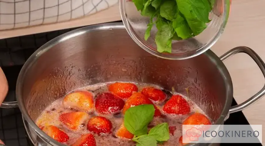 Strawberry jam with mint