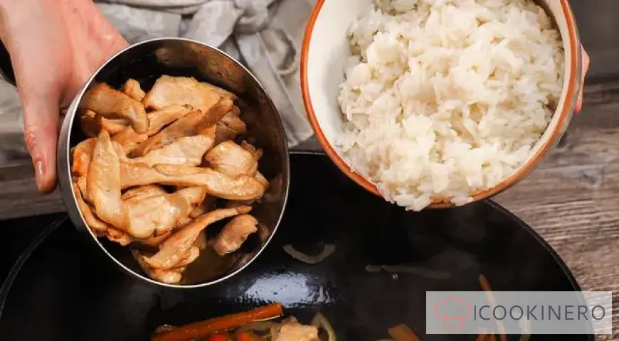 Wok with rice and chicken