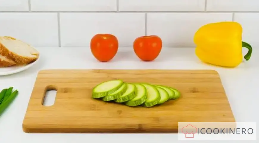 Bruschetta mit Zucchini, Tomaten und Paprika