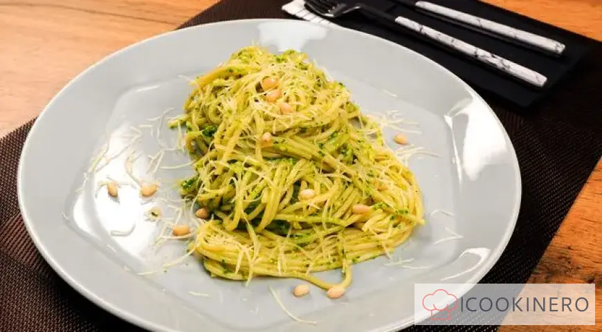 Pasta con salsa pesto casera