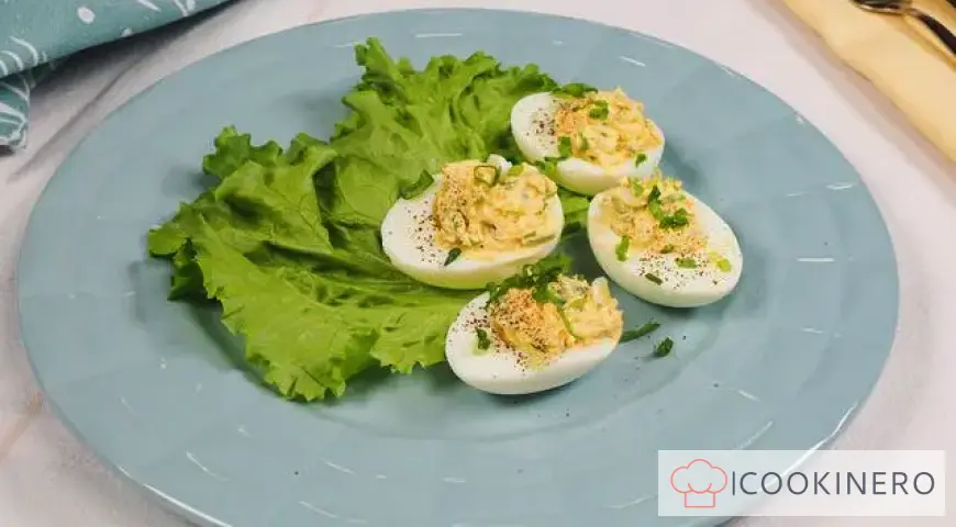 Eggs stuffed with green onions