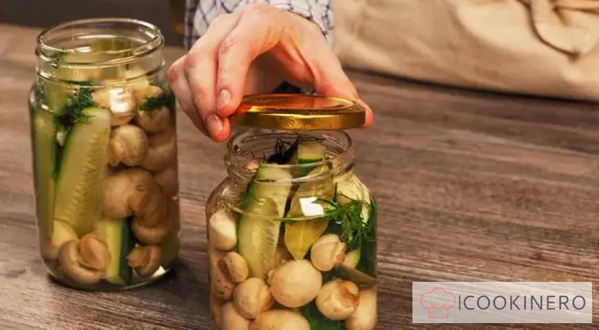 Eingelegte Gurken mit Champignons