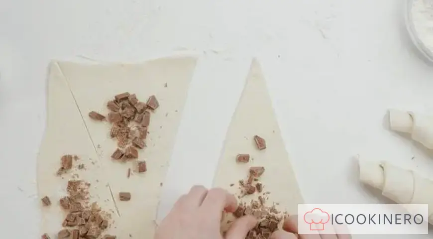 Croissant al cioccolato al latte con impasto pronto