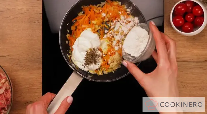 Rouleaux de chou paresseux à la sauce à la crème sure