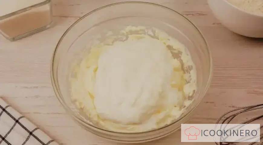 Sponge cake with curd cream and banana