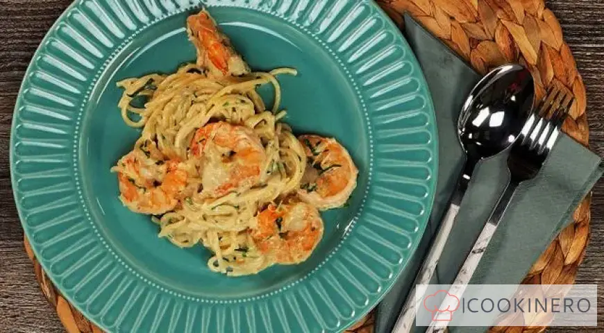Espaguetis con camarones en salsa cremosa de ajo