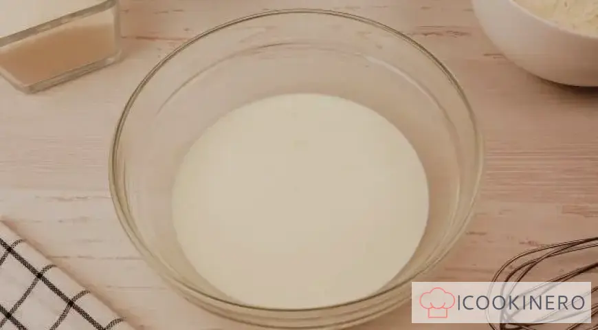 Sponge cake with curd cream and banana