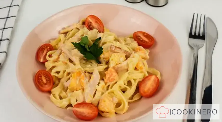 Pasta with pumpkin and ham